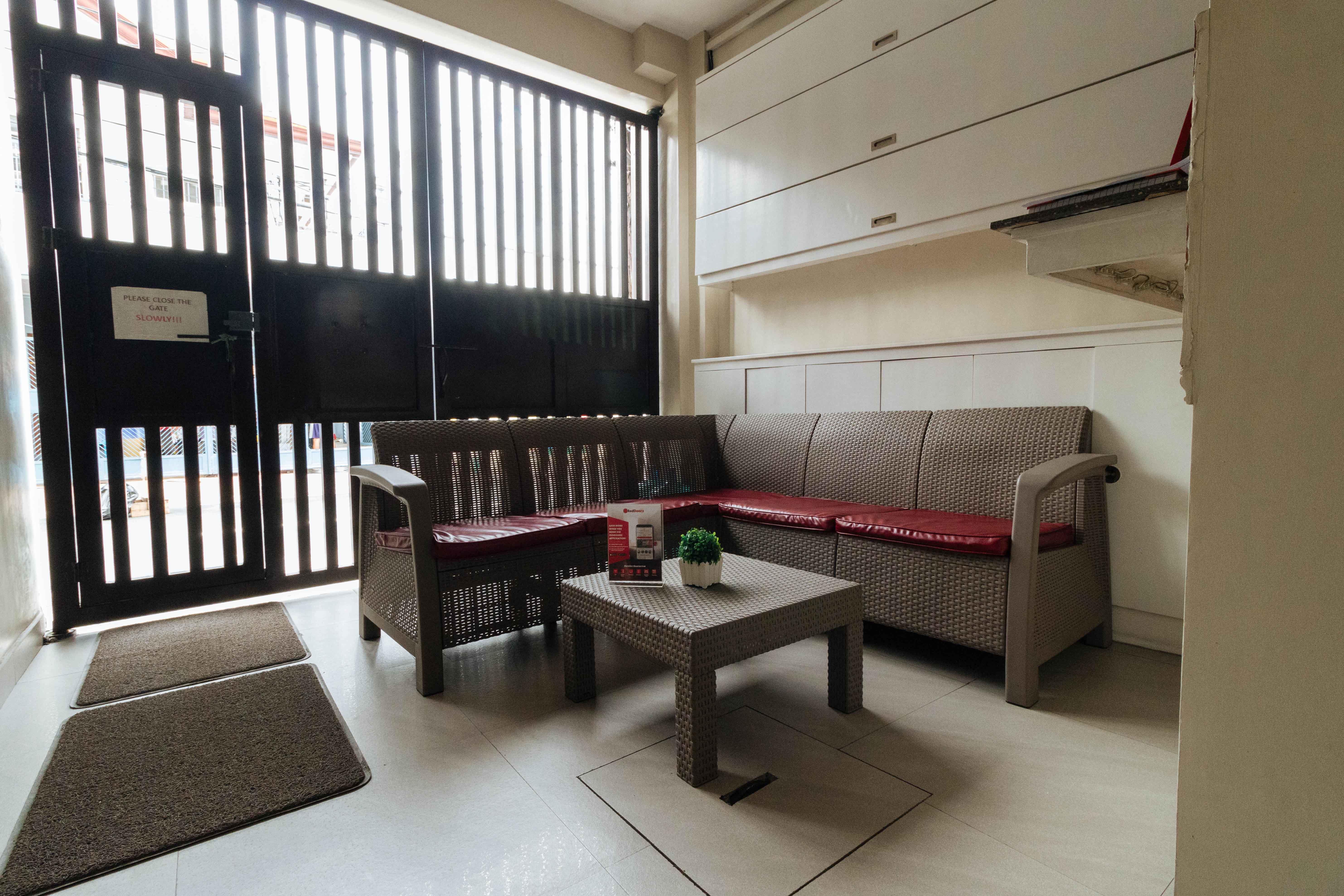 Отель Reddoorz Near Naia Terminal 1 Paranaque City Экстерьер фото