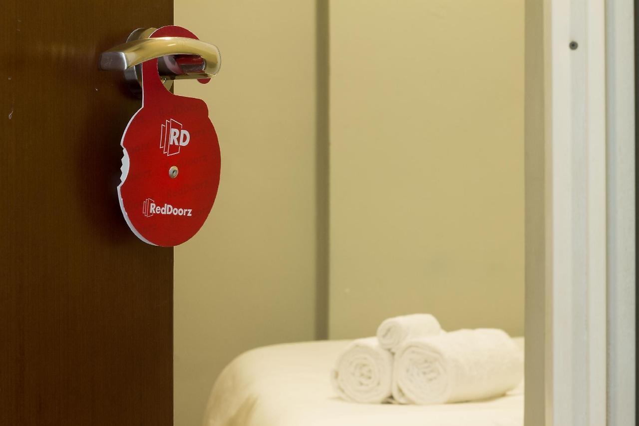 Отель Reddoorz Near Naia Terminal 1 Paranaque City Экстерьер фото
