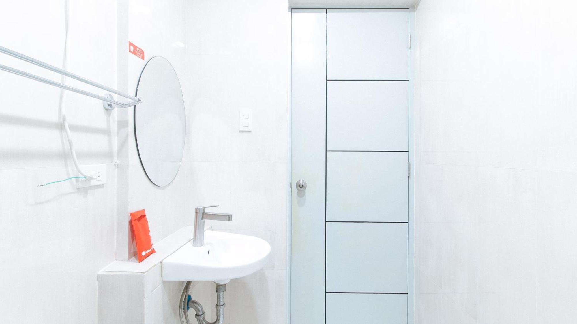 Отель Reddoorz Near Naia Terminal 1 Paranaque City Экстерьер фото