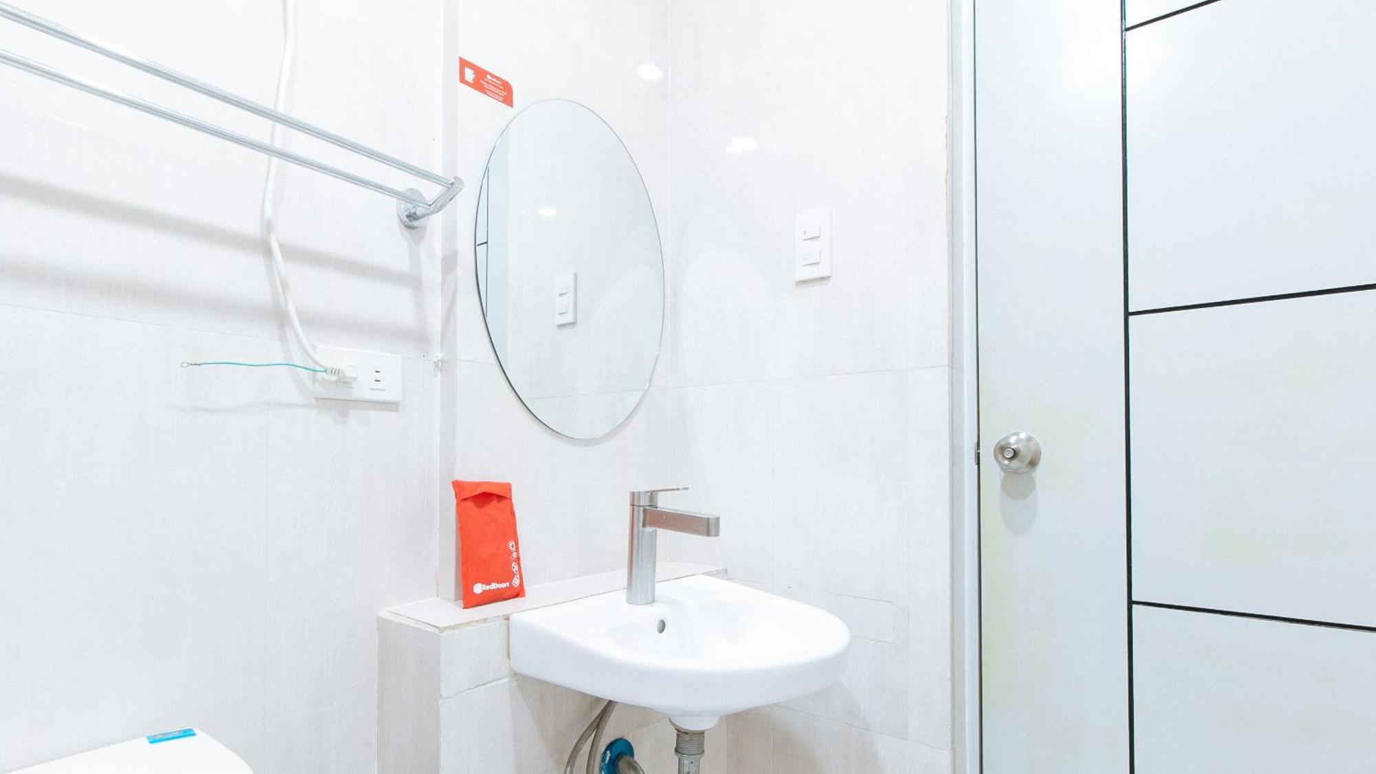 Отель Reddoorz Near Naia Terminal 1 Paranaque City Экстерьер фото