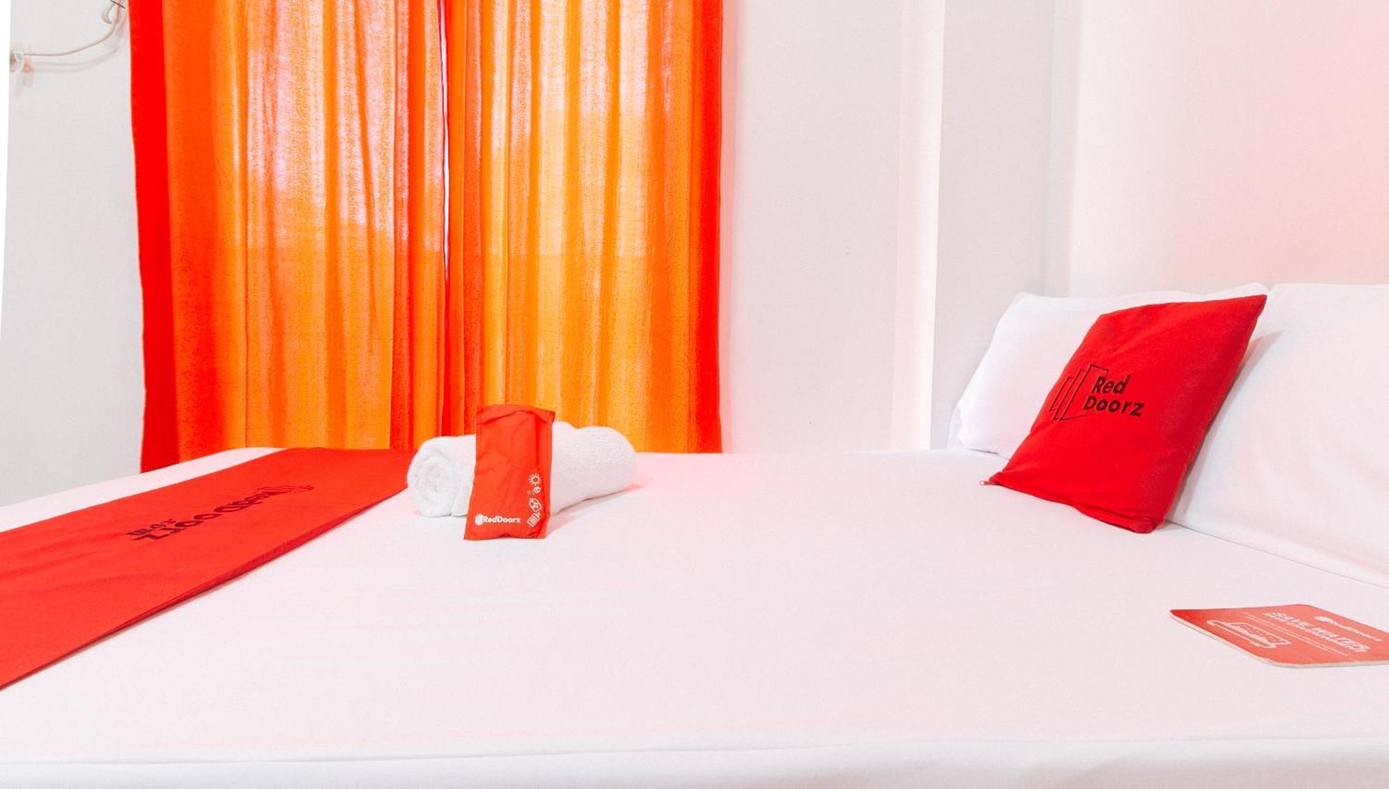 Отель Reddoorz Near Naia Terminal 1 Paranaque City Экстерьер фото