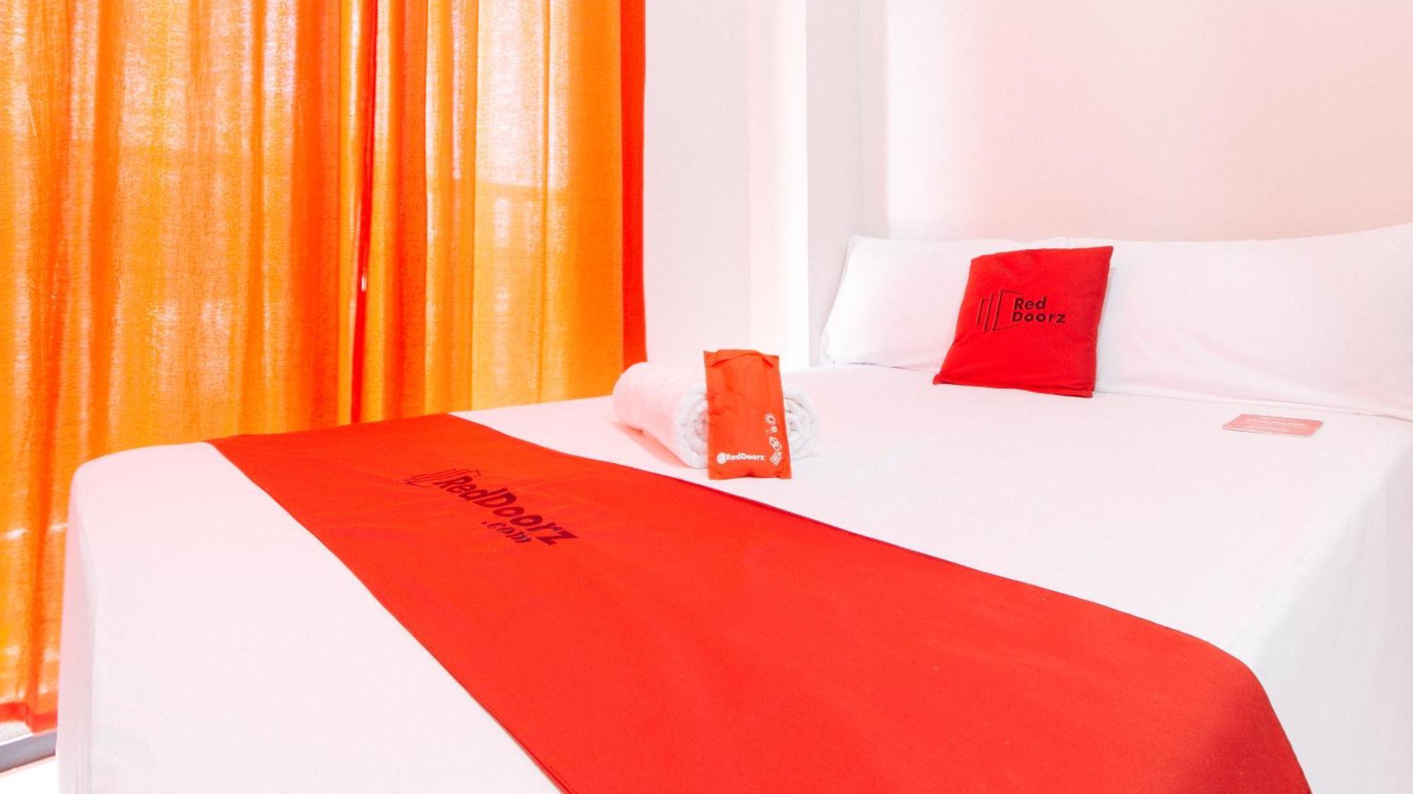 Отель Reddoorz Near Naia Terminal 1 Paranaque City Экстерьер фото