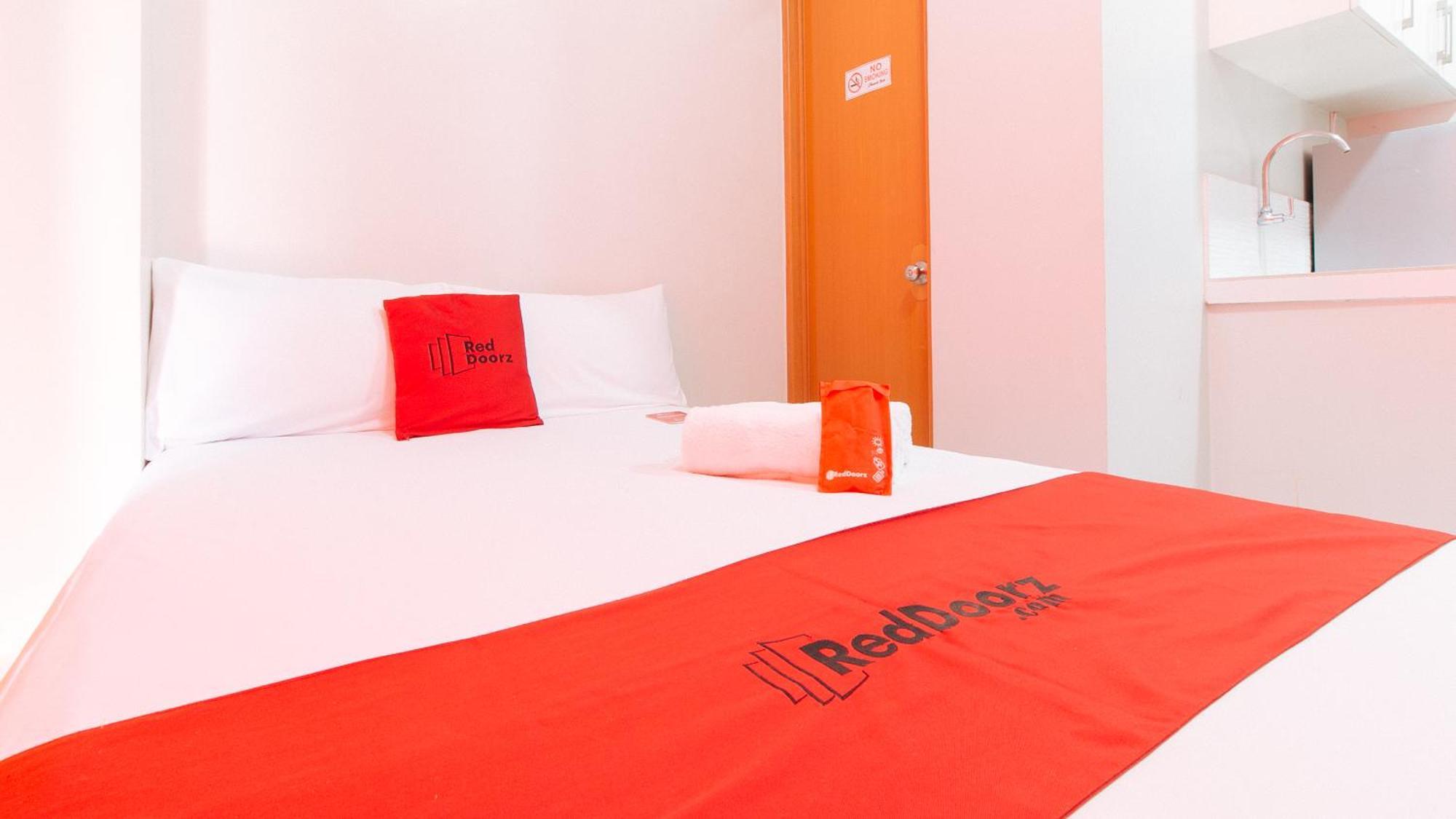Отель Reddoorz Near Naia Terminal 1 Paranaque City Экстерьер фото