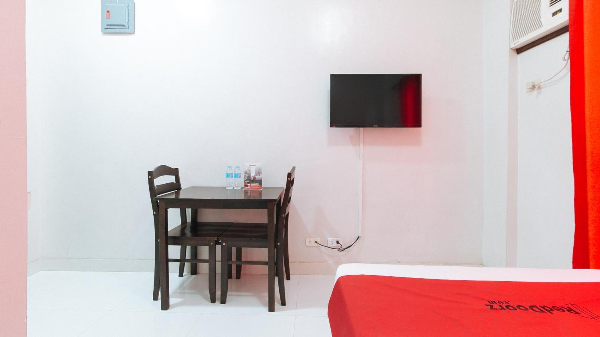 Отель Reddoorz Near Naia Terminal 1 Paranaque City Экстерьер фото